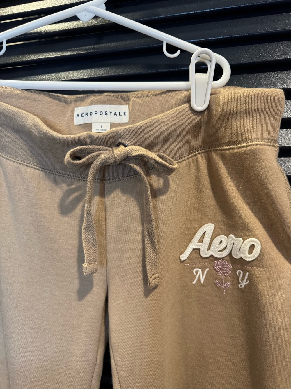 Aeropostale Aero NY Beige Jogger Sweatpants Small Embroidered Logo Cozy Fleece